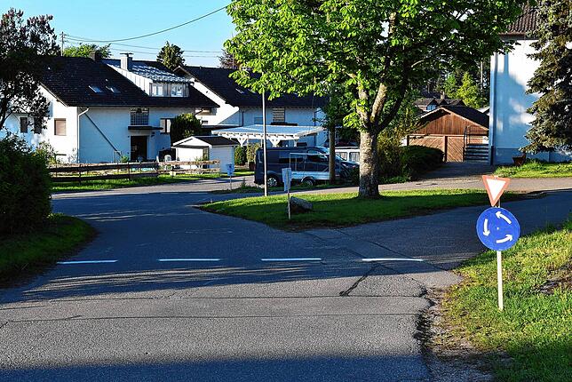 Mit vielen Schildern und neuem Kreisverkehr wird auch im Birkendorfer Unterdorf der Verkehr neu geregelt.