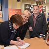 Unterschrift: Monica Albrecht-Maier und ihre Schwester Ursula Albrecht unterzeichnen gemeinsam mit Bernd Gschöpf (von links) den ...