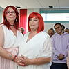 Christin Löhner und Michelle Bilgeri bei der Eheschließung – rechts im Bild Trauzeugin Daniela Egerland.