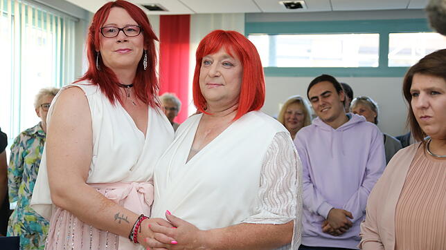 Christin Löhner und Michelle Bilgeri bei der Eheschließung – rechts im Bild Trauzeugin Daniela Egerland.
