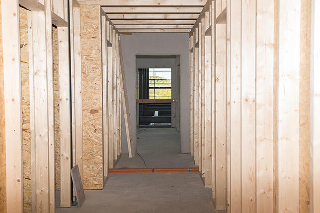 Viel Holz wurde für Büros und Sozialräume verbaut. Im Hintergrund geht der Blick in die Fahrzeughalle.