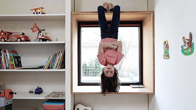 Privilegiert im eigenen Zimmer mit Platz: Das sind nicht alle Kinder so wie dieses Mädchen auf dem Symbolbild. Gerade in größeren ...