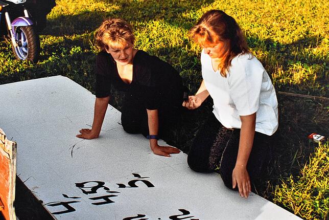 Manuela Blatter (links) sorgt mit ihrer Schwester Annette auch für Preistafeln von Getränken und Essen bei der Veranstaltung 2000 ...
