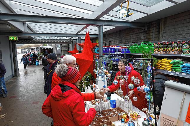 Bild 18: Groß und Klein trotzen beim Weihnachtsmarkt Rickenbach dem Schmuddelwetter