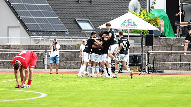 Nicht der SC Pfullendorf, sondern der Aufsteiger SV Laufenburg feiert nach dem Schlusspfiff. Der Verbandsliga-Neuling setzte sich gegen ...