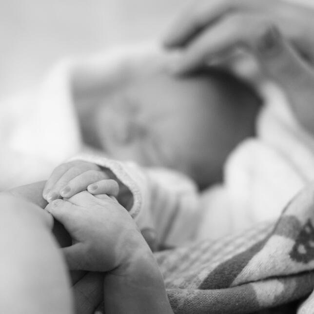 Bild 4: Wenige Momente mit dem verstorbenen Baby müssen den Eltern für ein ganzes Leben reichen: Eine Fotografin erzählt über ihre Sternenkind-Einsätze
