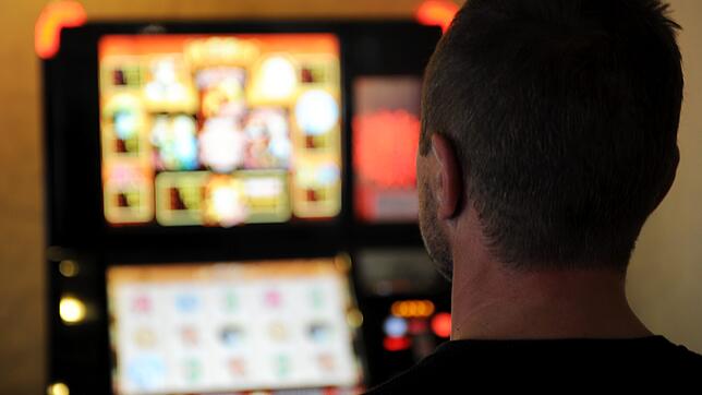 Spielsucht führt oft in die Schuldenfalle.