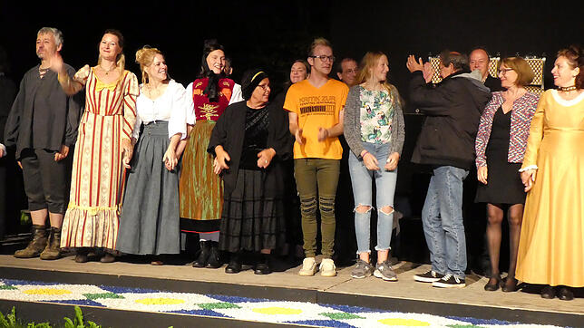 Zum Abschluss des Hüfinger Sommertheaters zeigen sich alle Akteure und Regisseur Paul Siemt gemeinsam auf der Bühne beim Römerbad.