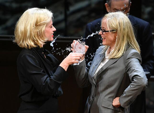 Zwei Gegenspielerinnen: Bürgermeisterin Corinna Schaad (Caroline Peters) und die rechte Populistin Silke Bodenbender (Elsa Lerchenberg).
