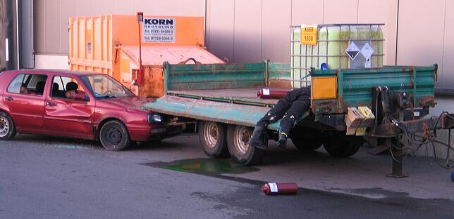 Die Unfallstelle im Übungsszenario: Das Auto ist auf den Anhänger geprallt. Einer der Insassen wurde aus dem Auto geschleudert. Der ...