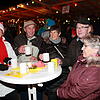 In gemütlicher Runde einen Punsch oder einen Glühwein trinken, das gehört für diese Besucher des Unterkirnacher Weihnachtsmarktes fest ...