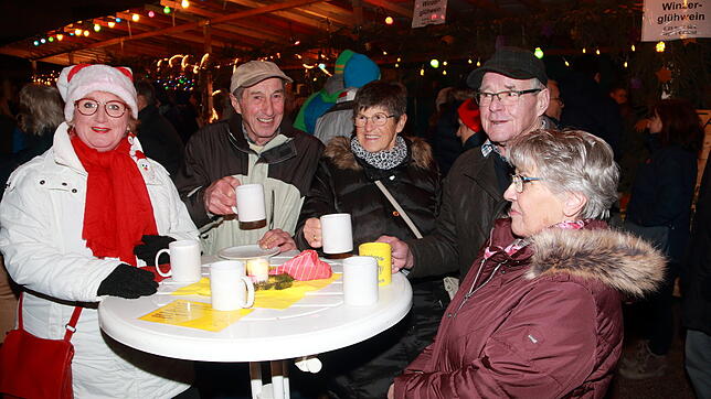In gemütlicher Runde einen Punsch oder einen Glühwein trinken, das gehört für diese Besucher des Unterkirnacher Weihnachtsmarktes fest ...