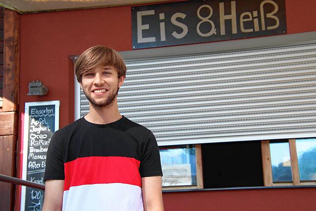 Jan Bülow macht sich Sorgen um das Wochenendgeschäft des Kiosks, in dem er arbeitet.