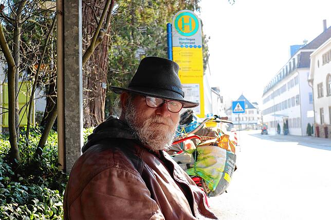 „Bald laufen hier im Stadtgraben noch viel mehr Leute herum“, der Überlinger Obdachlose Daniel Magri an der Bushaltestelle ...