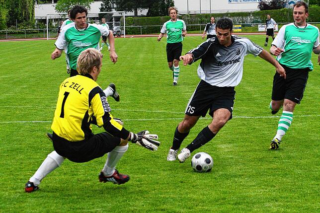 Vor 12 Jahren: Als Schlussmann des FC Zell war Lars Müller (hier noch blondiert) eine wichtige Säule im Team. Hier klärt er im Spiel ...
