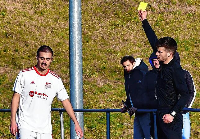 Glück gehabt: Yasin Demirci kassiert für sein rüdes Foul an Marco Holzapfel von Schiedsrichter Jamy-James Knittle lediglich ...