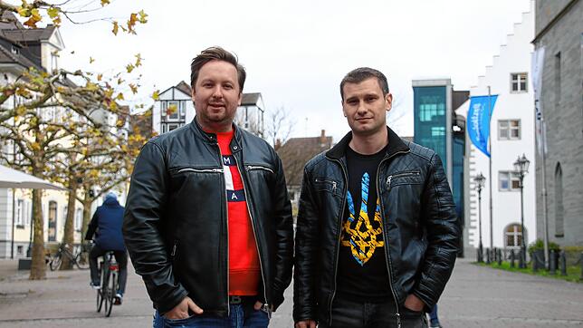 Vitaliy Tomniuk (links), der seit März in Radolfzell wohnt und Initiator der Aktionen ist, und Stanislav Karnatsevych, der schon viele ...