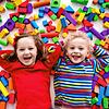 Kinder in einer Kita unterzubringen kann teuer sein. Für berufstätige Eltern ist das aber meist unumgänglich.