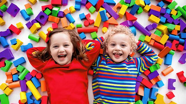 Kinder in einer Kita unterzubringen kann teuer sein. Für berufstätige Eltern ist das aber meist unumgänglich.