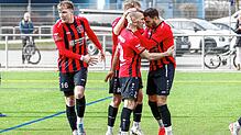Königsfelder Torjubel mit 3-fach Torschütze Maurice Fossé, 2-fach Torschütze Sven Schwarzwälder und Gratulant Adrian Goedhuis. Der FC ...
