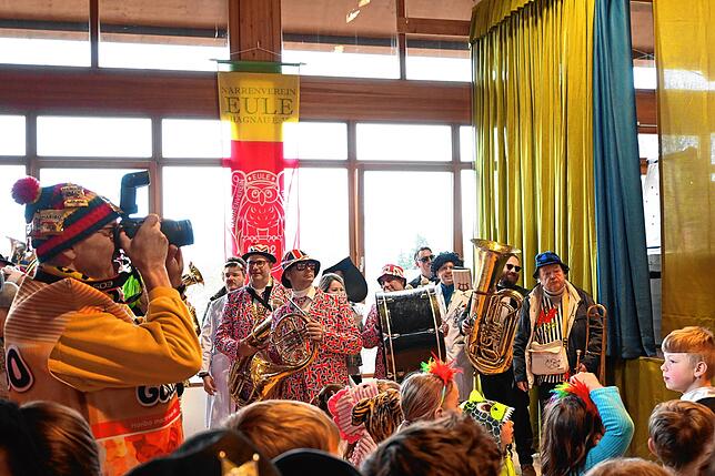 Bild 10: Schmotziger Fasnet in Hagnau: Flamingos, Cowboys und Matrosen feiern ausgelassen!