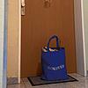 Eine SÜDKURIER Tasche voller Waren steht vor einer Tür. Auch nach dem Einkauf muss der Mindestabstand zwischen Helfer und Hilfesuchendem ...