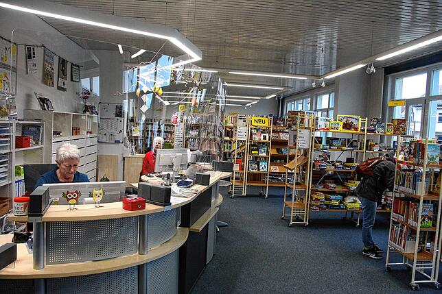 Der Arbeitsplatz der Mitarbeiterinnen ist aufgrund von Corona vorschriftsmäßig abgeschirmt. Im Frühjahr sind die Bücherregale umgebaut ...