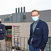 Sebastian Raetz, Peter Kolb und Ottmar Zwicker (von links) stehen auf einer Terrasse des Sporthauses Gruner in der Bodanstraße. Auf der ...