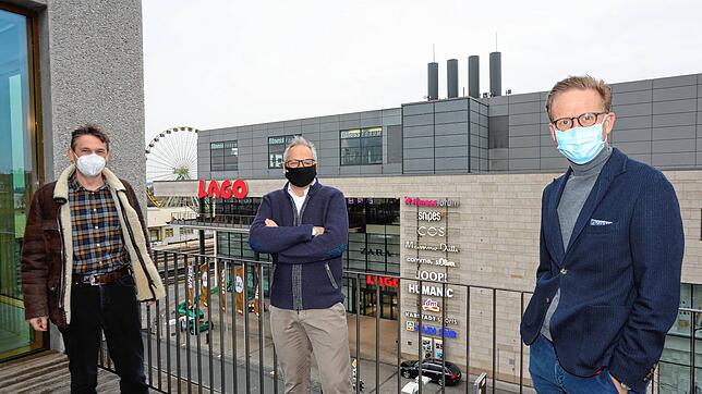 Sebastian Raetz, Peter Kolb und Ottmar Zwicker (von links) stehen auf einer Terrasse des Sporthauses Gruner in der Bodanstraße. Auf der ...