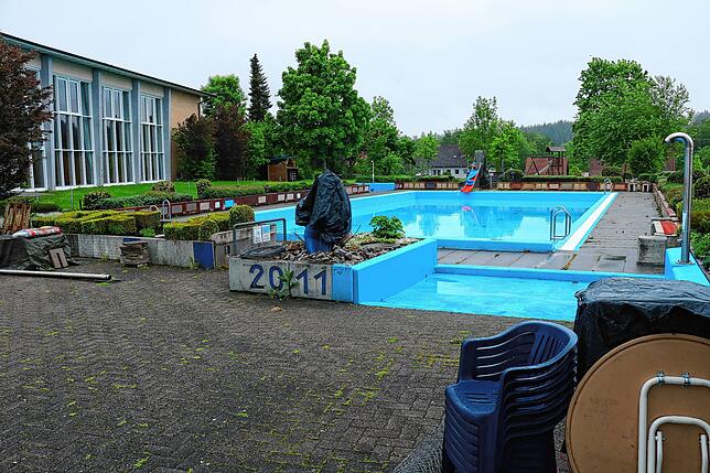 Das Wasser ist eingelassen, aber der Badebetrieb ist derzeit noch undenkbar. Das Wolterdinger Schwimmbad steht mutmaßlich vor einer ...