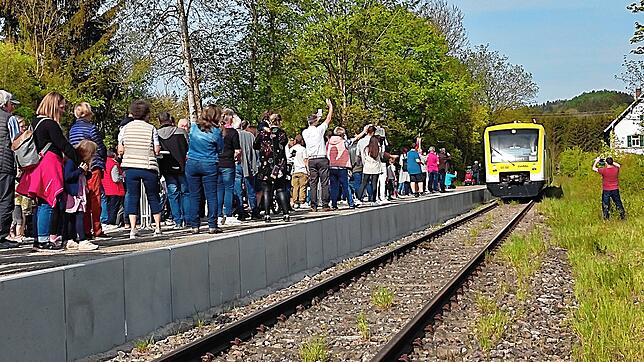 Die Fraktionen des Meßkircher Gemeinderats wollen den Nahverkehr mit einem Stundentakt der Biberbahn verbessern. Hier die Bahn im ...