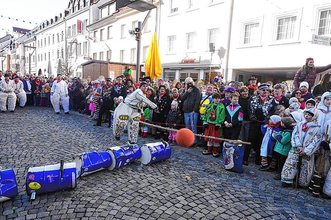 Bild 2: Die Wuescht besiegen die Glonkies beim Völkerball-Wettkampf