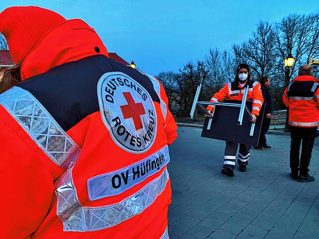 Das DRK-Hüfingen hilft bei der Ankunft von ukrainischen Flüchtlingen in Sumpfohren. Marion Jung, Carsten Schätzle, Bruno Scheier (von ...
