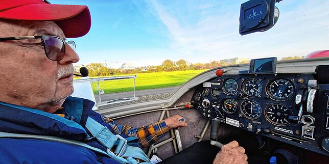 Helge Loschan, 77 Jahre, fliegt seit seinem 16. Lebensjahr. Er wird liebevoll „Flugsaurier“ genannt.