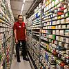 Bernhard Lobmeier in seinem automatischen Medikamentenausgaberoboter. Die Lücken in den Fächern, wo Medikamente fehlen, sind deutlich zu ...