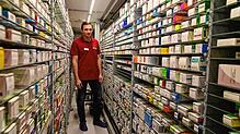 Bernhard Lobmeier in seinem automatischen Medikamentenausgaberoboter. Die Lücken in den Fächern, wo Medikamente fehlen, sind deutlich zu ...