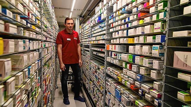 Bernhard Lobmeier in seinem automatischen Medikamentenausgaberoboter. Die Lücken in den Fächern, wo Medikamente fehlen, sind deutlich zu ...
