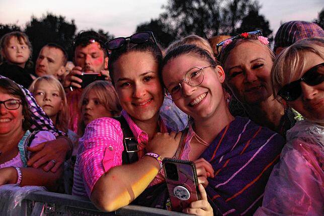 Bild 10: Pfullywood-Festival: Andreas Gabalier und Fans trotzen dem Wetter!