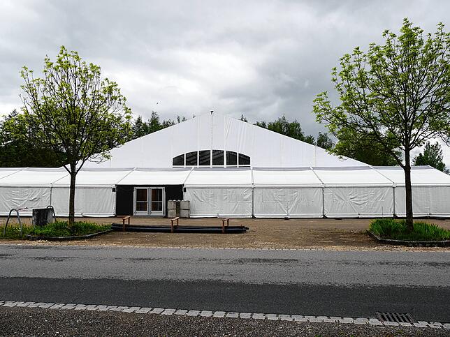 Bald wird es vor der nun fast fertiggestellten Leichtbauhalle einen Farbtupfer geben: Das Kinder- und Jugendförderteam hat für die dann ...
