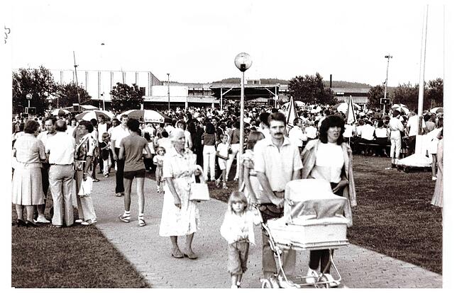 Das Flanieren über das Gelände gehörte schon 1982 zum Schlossseefest. Speziell am Freitagabend treffen sich dort viele Salemer.