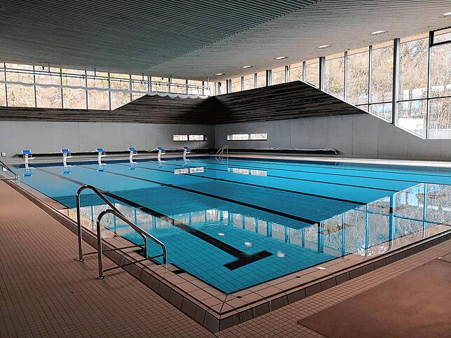 Das 25-Meter-Schwimmerbecken im Schwaketenbad in Konstanz: Ab April können Badegäste hier kraulen, Butterfly oder Brust schwimmen.