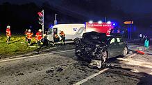 Beide Fahrer konnten sich selbstständig aus ihren rauchenden Autos befreien. Die Singener Feuerwehr war mit 15 Einsatzkräften vor Ort.