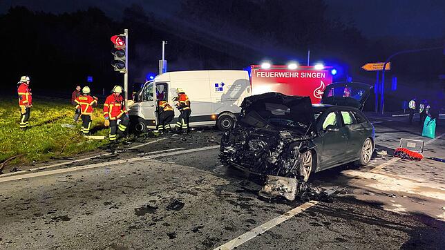 Beide Fahrer konnten sich selbstständig aus ihren rauchenden Autos befreien. Die Singener Feuerwehr war mit 15 Einsatzkräften vor Ort.