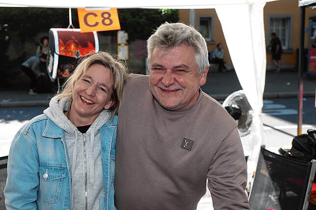 Bild 28: Konstanz: Auf zum Deutsch-Schweizer Flohmarkt! Diese Besucher und Verkäufer sind dabei