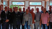 Die Altersabteilung der Freiwilligen Feuewehr Küssaberg präsentiert sich am Tag des 30-jährigen Bestehens; links Bürgermeister Manfred ...