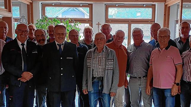 Die Altersabteilung der Freiwilligen Feuewehr Küssaberg präsentiert sich am Tag des 30-jährigen Bestehens; links Bürgermeister Manfred ...