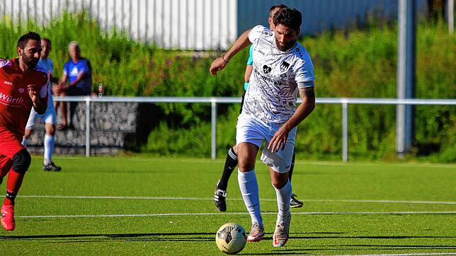 Oldie but Goldie: Auf die drei Tore von Lucas Jehle wusste Routinier Vassilios Dimitriadis immer eine Antwort und führte den FC Tiengen ...