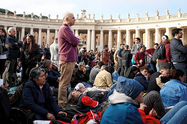 Schon am frühen Morgen sind Tausende Gläubige auf dem Petersplatz.
