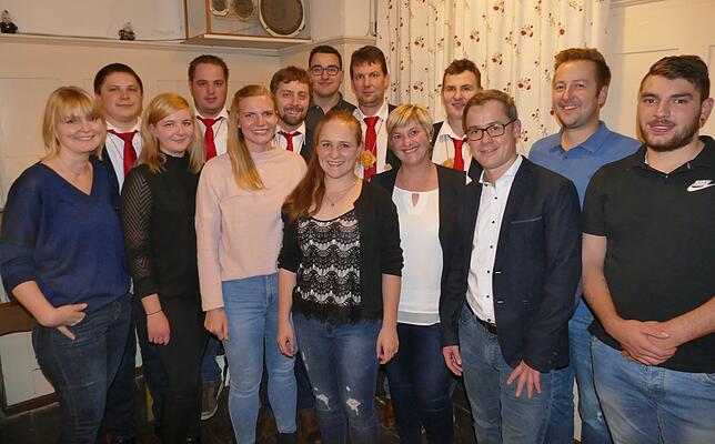 Die zur Hälfte erneuerte Vorstandsspitze der Neudinger Klosternarren (von links): Andrea Kümmel, Benjamin Widmann, Jugendvertreterin ...