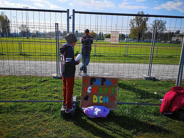 Einer von vielen emotionalen Momenten, die sich am Osterwochenende am Grenzzaun abspielten: Tetje freut sich, Vater Heiko zu sehen. ...